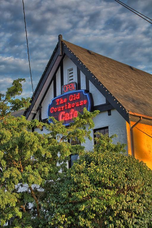 The Old Courthouse Inn Powell River Exterior foto